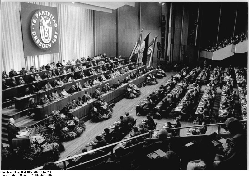 Parteitag der CDU in der DDR (Quelle: Bundesarchiv, Bild 183-1987-1014-024 / Häßler, Ulrich / CC-BY-SA 3.0/https://commons.wikimedia.org/wiki/File:Bundesarchiv_Bild_183-1987-1014-024,_Dresden,_16._CDU-Parteitag.jpg)