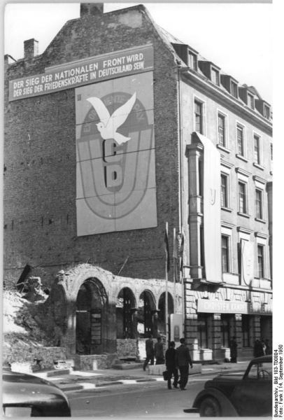 Plakat für CDU-Parteitag in Ost-Berlin 1950 (Quelle: Bundesarchiv, Bild 183-T00804 / Funk / CC-BY-SA 3.0/https://commons.wikimedia.org/wiki/File:Bundesarchiv_Bild_183-T00804,_Berlin,_5._CDU-Jahrestagung_(Parteitag).jpg?uselang=de)